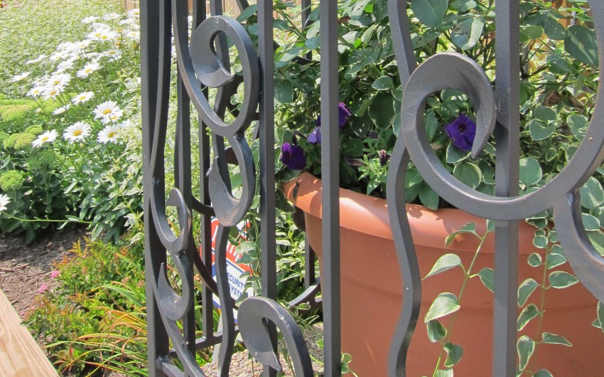 Restaurant Fence Corner
